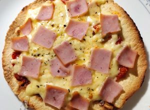 Una foto de ¿Qué? ¿Pizza al sartén con tortilla bimbo? 😱