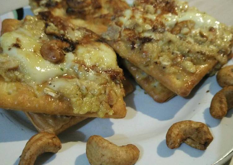 Bagaimana Membuat Crackers Cheesy Nut Lezat