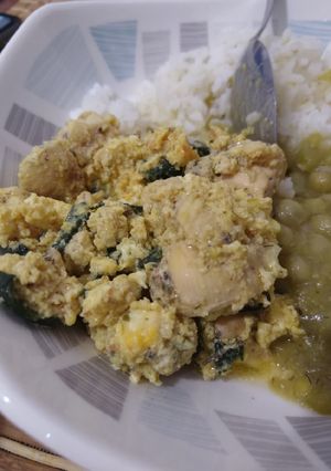 Una foto de Pollo con espinacas