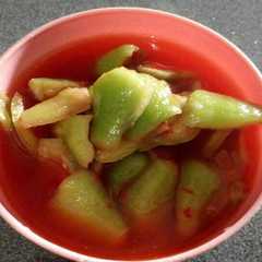 A picture of Asinan jambu.