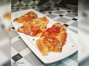 Una foto de pizza de mariscos