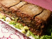 Una foto de pastel de carne con bechamel
