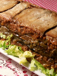 Una foto de Pastel de carne, berenjenas y calabacines fritos con ensalada de hortalizas