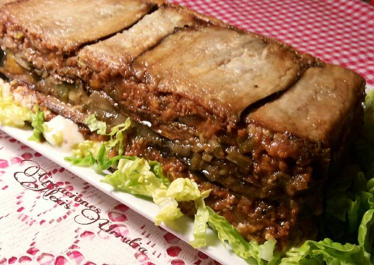 Pastel de carne, berenjenas y calabacines fritos con ensalada de hortalizas