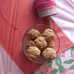A picture of Til ke laddoo.