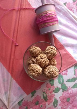 A picture of Til ke laddoo.