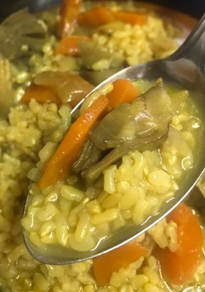 Una foto de Arroz integral meloso con alcachofas, de Rita 😋