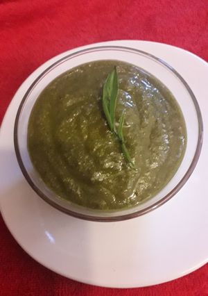 Una foto de Salsa pesto fácil