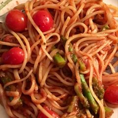 A picture of Spaghetti with Asparagus and cherry tomatoes.