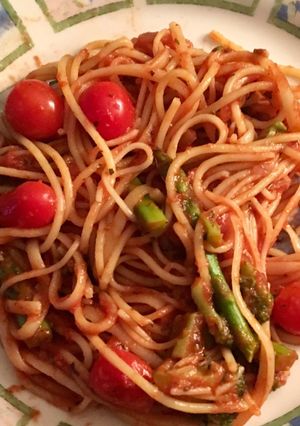 A picture of Spaghetti with Asparagus and cherry tomatoes.