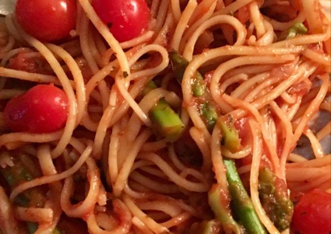 Recipe of Super Quick Homemade Spaghetti with Asparagus and cherry tomatoes