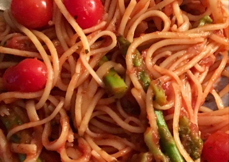 Recipe of Quick Spaghetti with Asparagus and cherry tomatoes