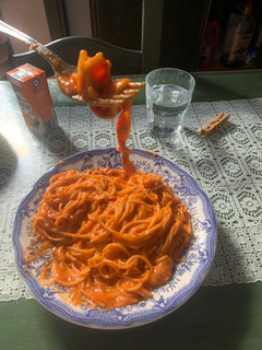 Una foto de Espaguetis con tomate, queso y chorizo