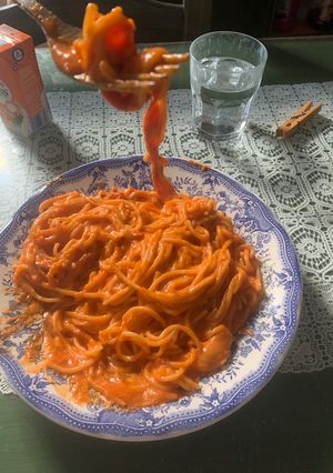 Una foto de Espaguetis con tomate, queso y chorizo