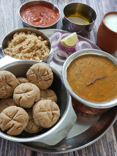 દાલ બાટી ચુરમા (Dal Baati Churma Recipe In Gujarati) રેસીપી મુખ્ય ફોટો