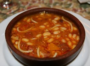 Una foto de Porotos con rienda y longaniza