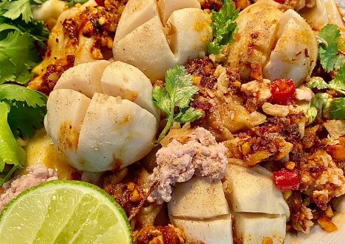 สูตร บะหมี่ เกี๊ยว ต้มยำแห้ง หมูสับ ลูกชิ้นปลาภูเก็ต โดย Thai Seafood Mart  - Cookpad