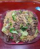 Mỳ tôm xào thịt bò, rau cải