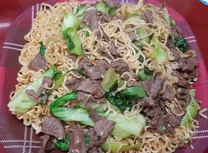 Hình của món Mỳ tôm xào thịt bò, rau cải.