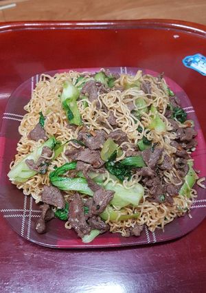 Hình của món Mỳ tôm xào thịt bò, rau cải.