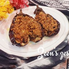 A picture of Karniyarik or Turkish stuffed Eggplants with ground Beef.