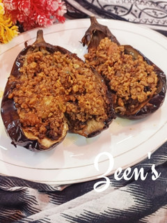 A picture of Karniyarik or Turkish stuffed Eggplants with ground Beef.