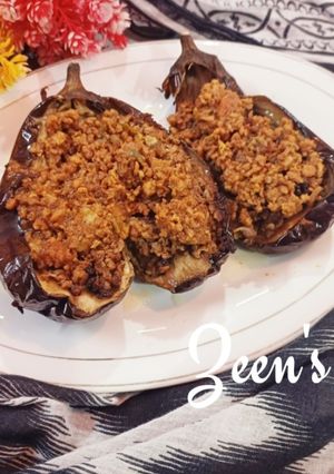 A picture of Karniyarik or Turkish stuffed Eggplants with ground Beef.