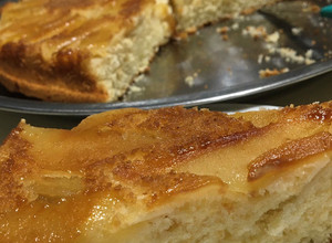 Una foto de TORTA DE MANZANA INVERTIDA 🍎🍏