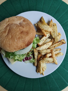 Una foto de Hamburguesas con bacon y patatas gajo