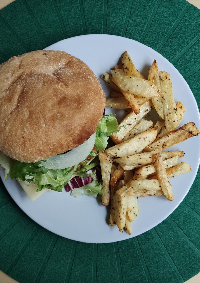 Una foto de Hamburguesas con bacon y patatas gajo