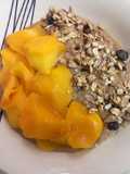 Pudín de avena con mango y granola
