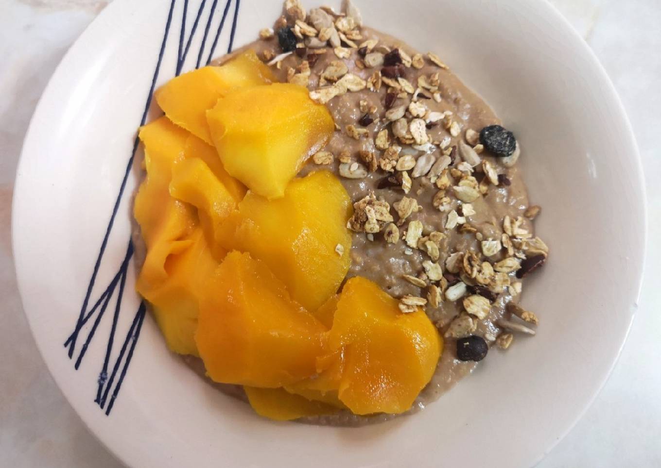 Pudín de avena con mango y granola