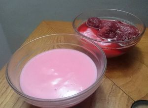 Una foto de Flan de maicena sabor frutilla
