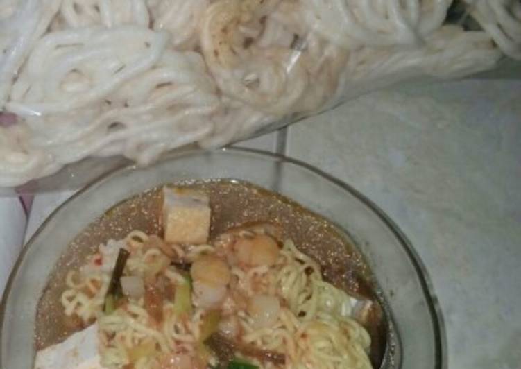 lontong mie tahu kuah pedas