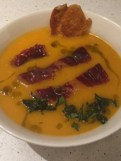 Una foto de Crema de calabaza con crujientes