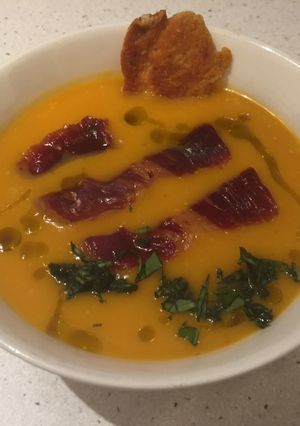 Una foto de Crema de calabaza con crujientes