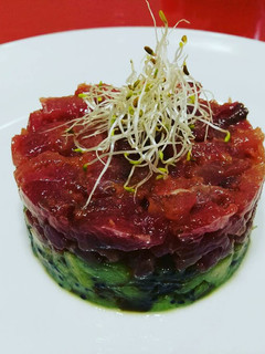 Una foto de Tartár de atún con dátiles y kiwi