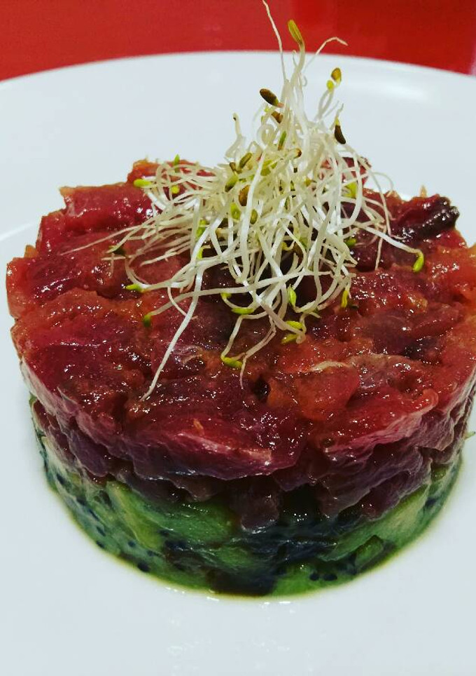 Una foto de Tartár de atún con dátiles y kiwi