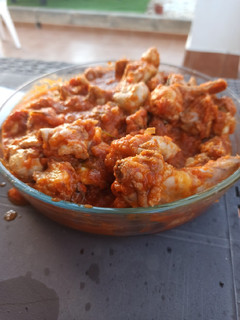Una foto de Conejo frito con tomate Mambo