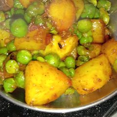 A picture of Aloo matar with schezwan sauce.