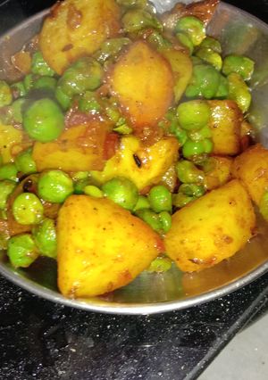 A picture of Aloo matar with schezwan sauce.