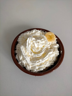 Una foto de Postre de plátano, miel y nata