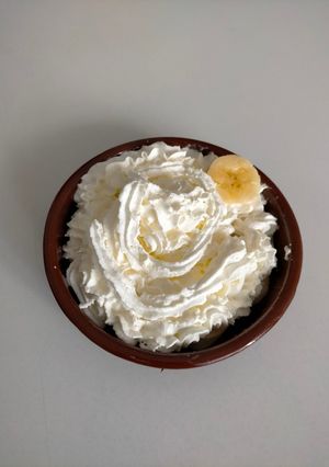 Una foto de Postre de plátano, miel y nata