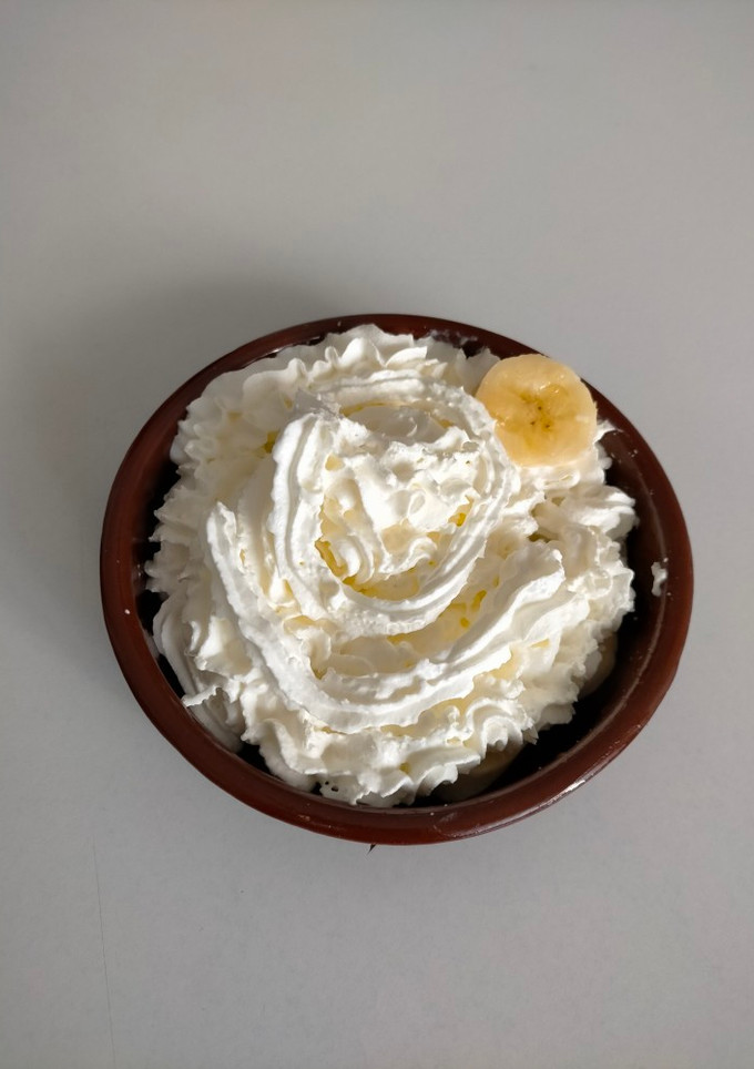 Una foto de Postre de plátano, miel y nata