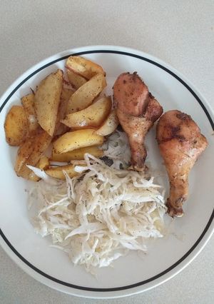 O poză a rețetei Cartofii și pulpe de pui la cuptor, salată de varză.