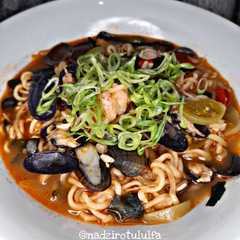 A picture of Seafood Jjampong (Instant Noodle).