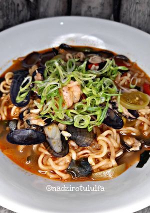 Foto resep Seafood Jjampong (Instant Noodle)