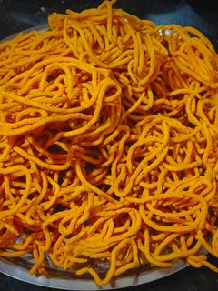 तिखट शेव (sev recipe in marathi) रेसिपी चे मुख्य फोटो