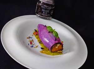 Foto di Calamari Viola Ripieni di Sushi con Tocco di Diamante Nero