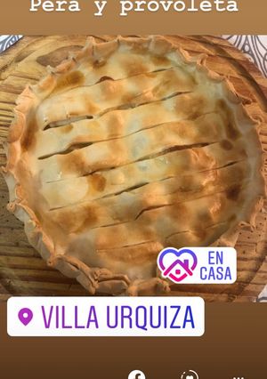 Una foto de Tarta de peras y provoleta